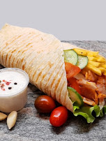 Kebab w picie z frytkami i sosem