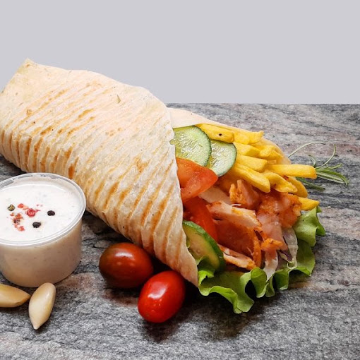 Klasyczny kebab w ciepłej tortilli z mięsem i warzywami